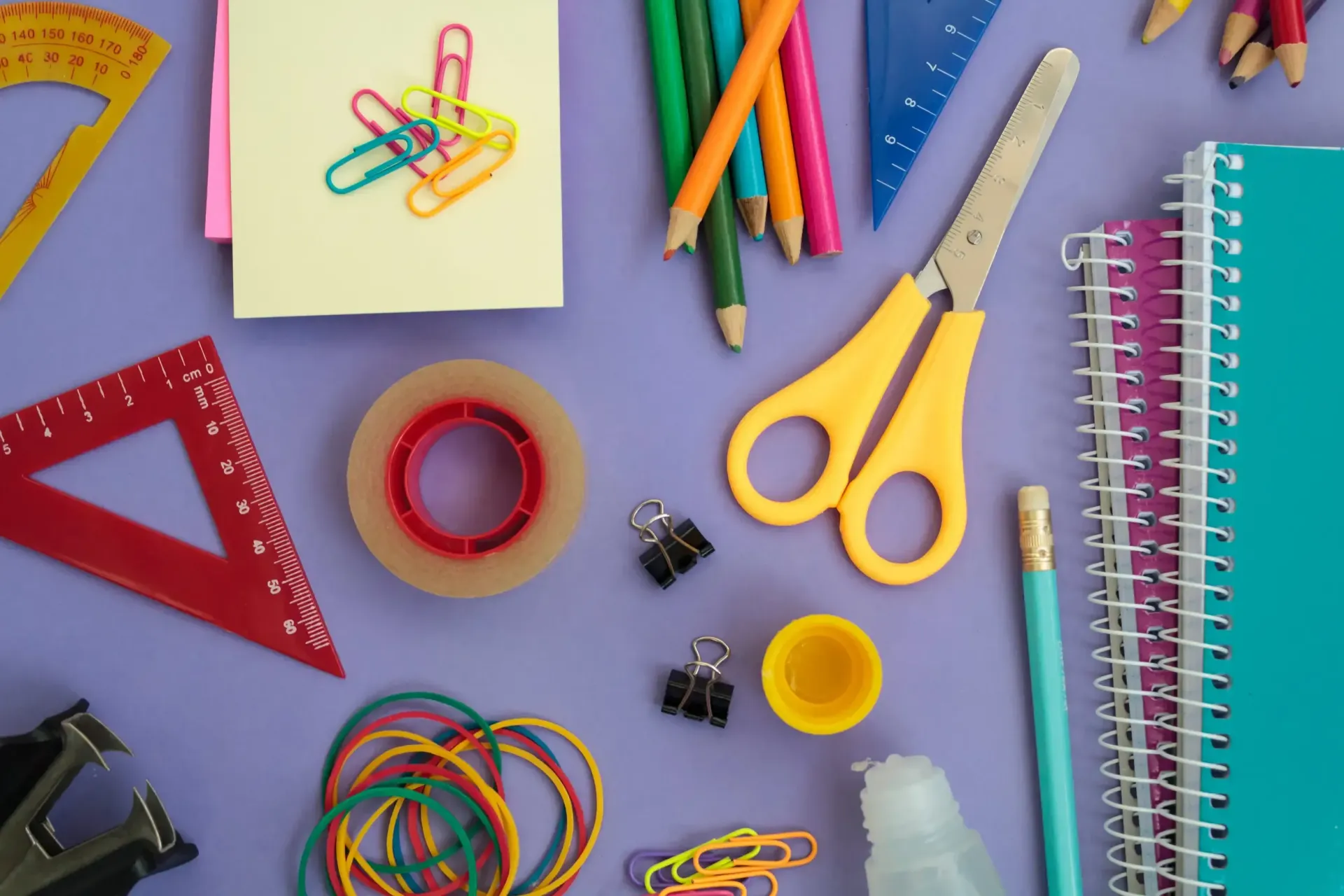 Un surtido de material escolar y de oficina