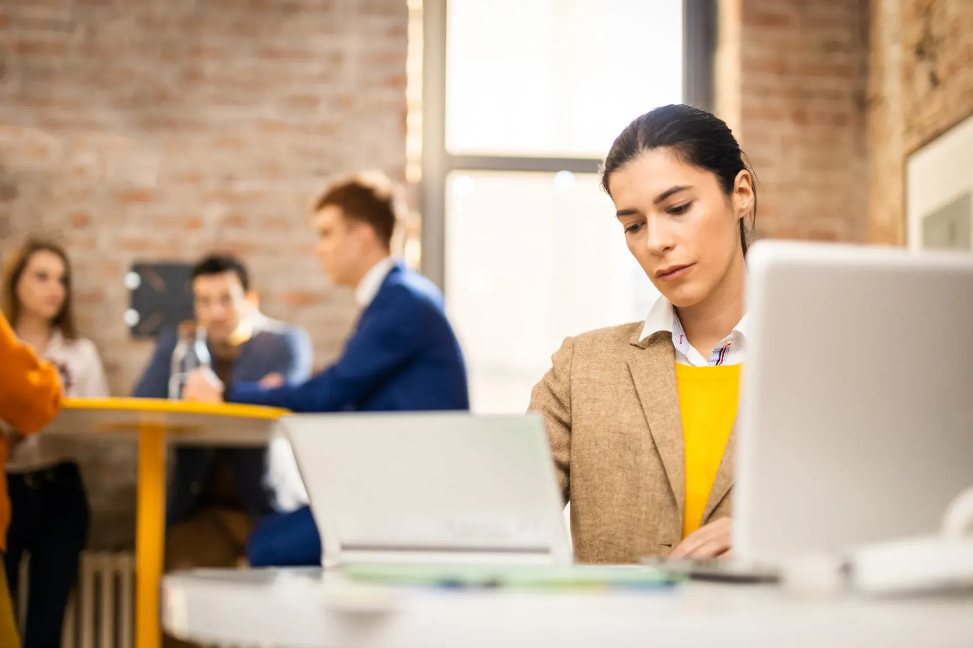 Una persona concentrada, vestida con una chaqueta color canela