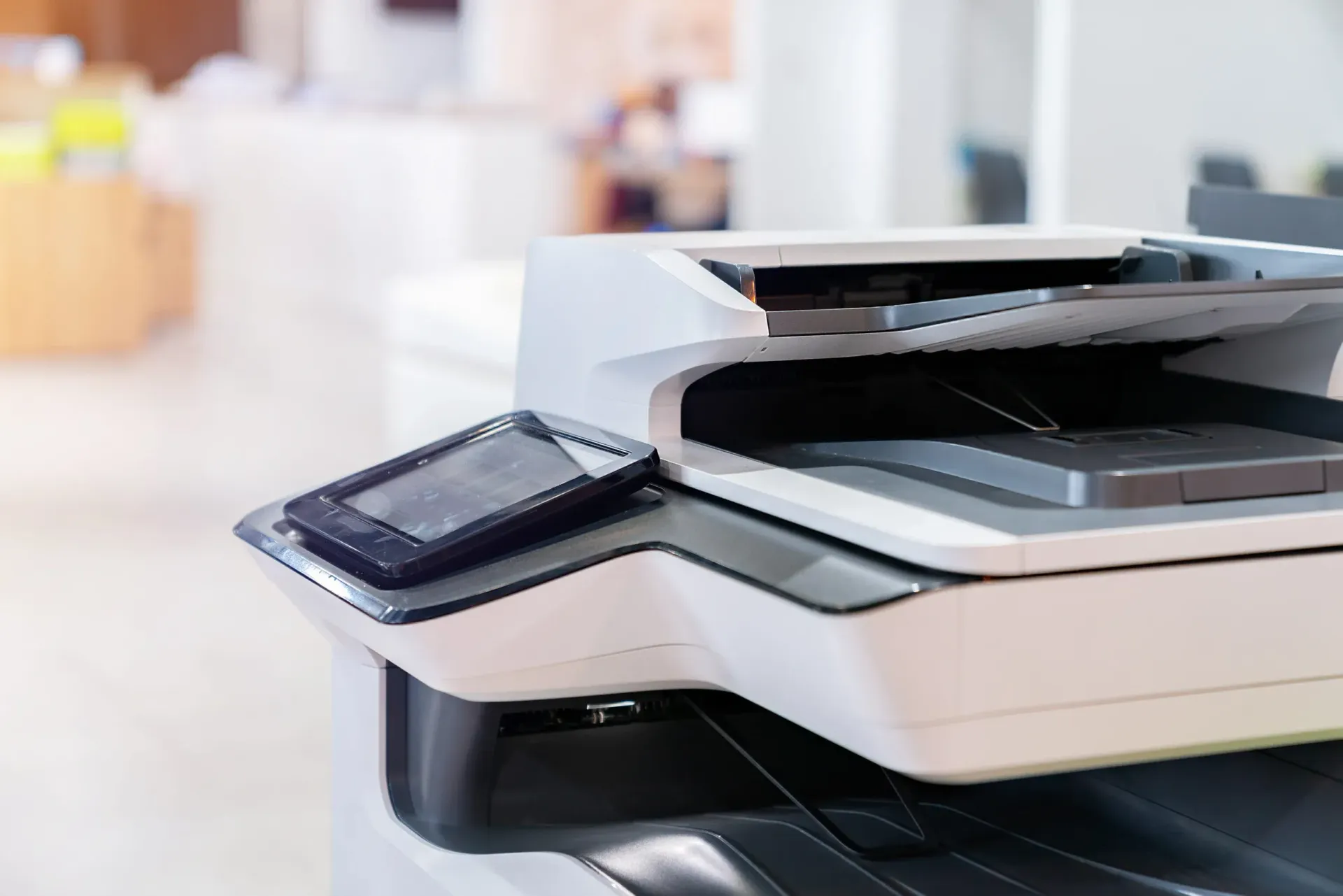 Una impresora de oficina blanca