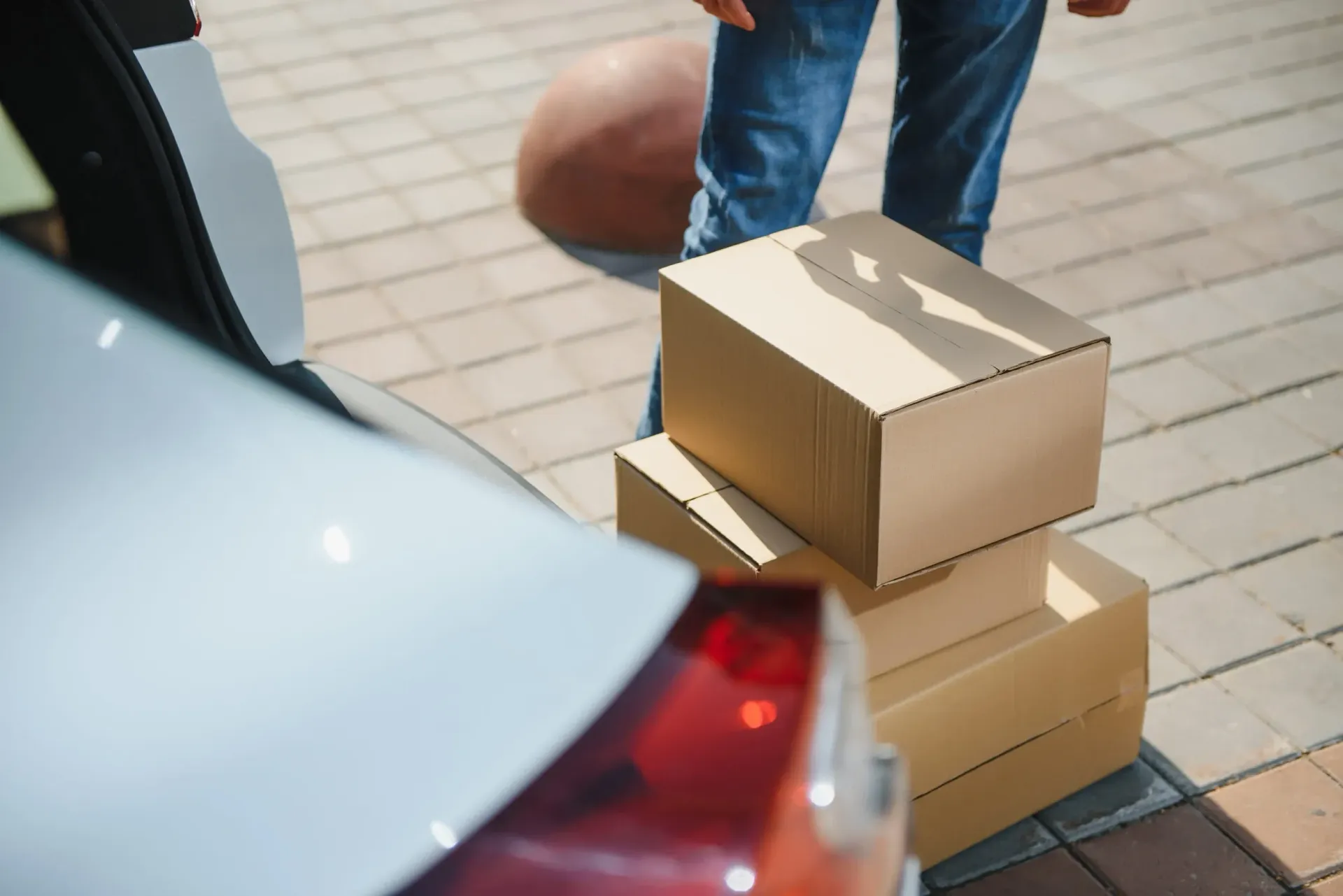 Una persona vestida con pantalones vaqueros azules