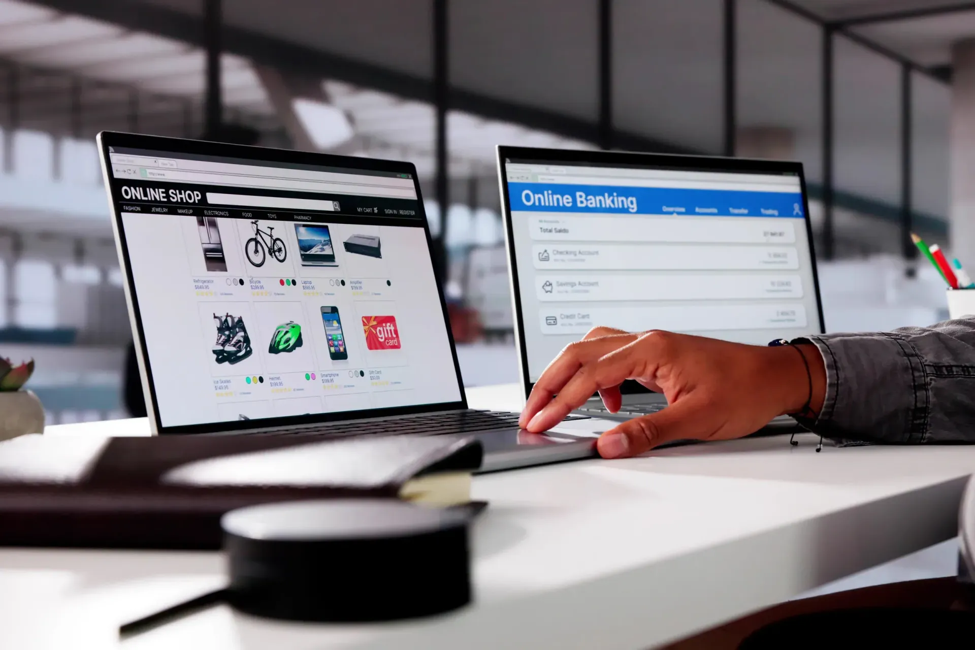 La mano de una persona sobre el panel táctil