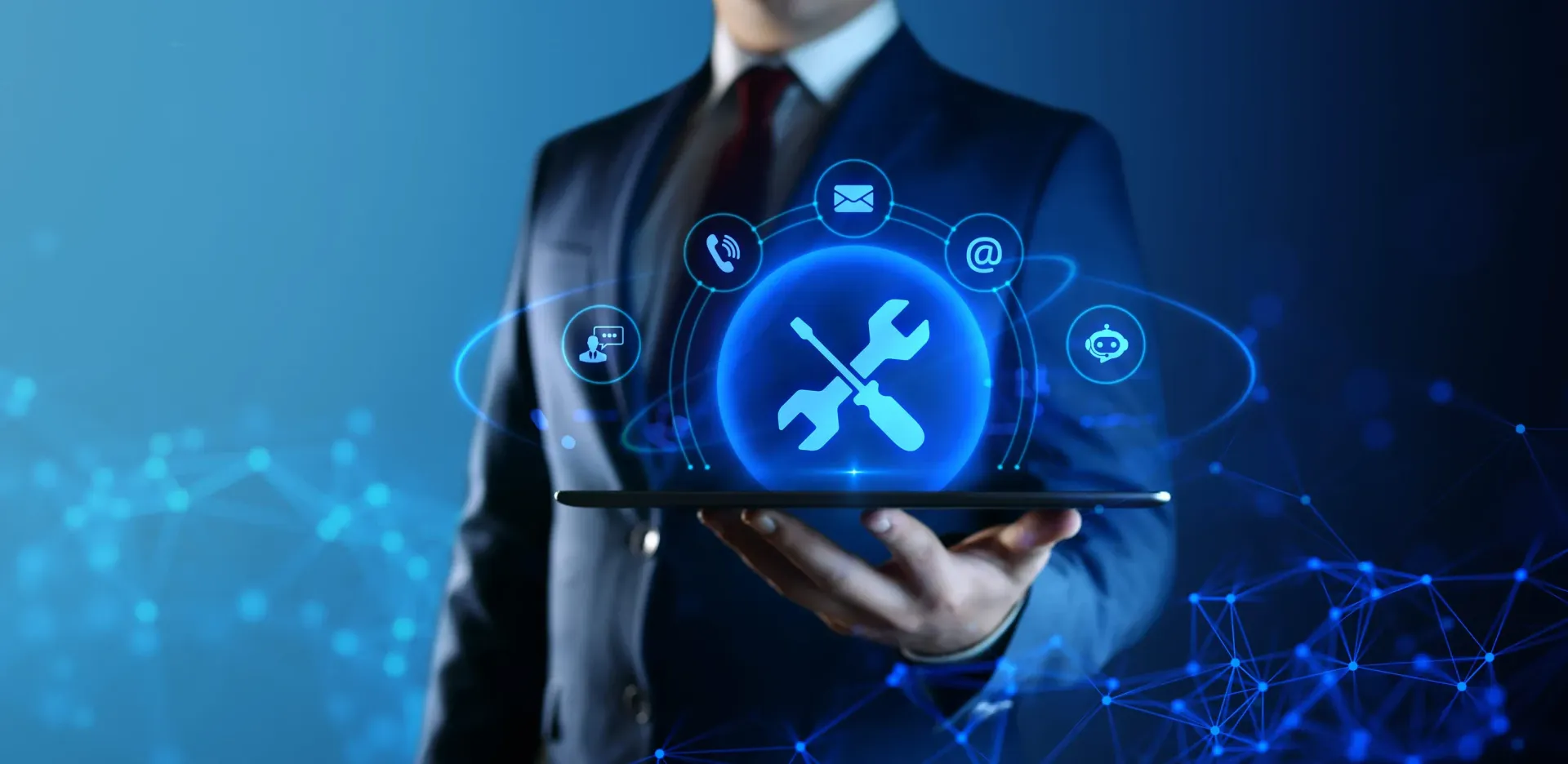 Una persona vestida de traje sostiene una tableta digital