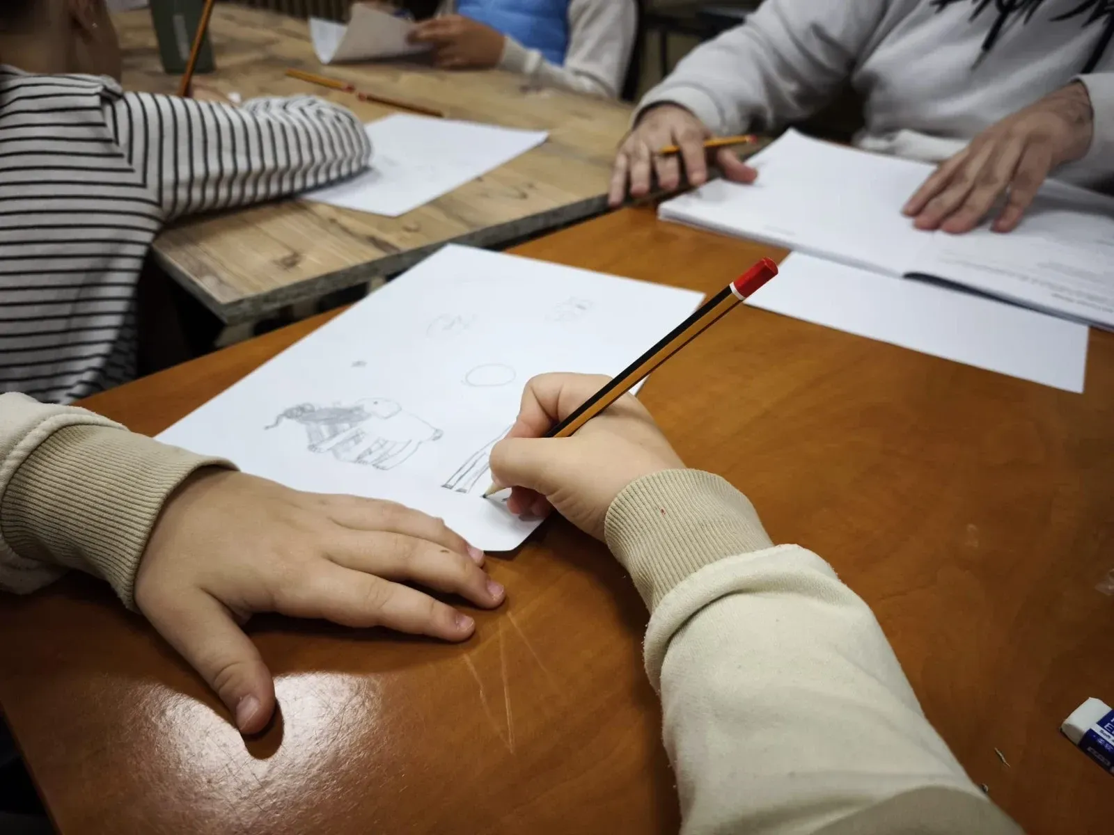 Una oficina en tonos neutros con un sofá gris