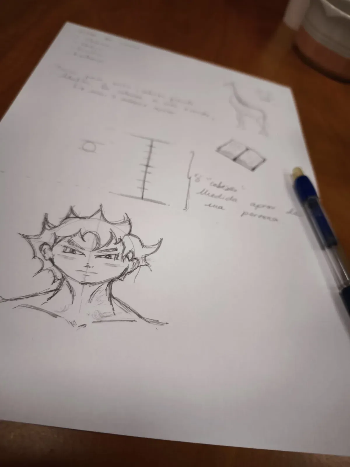 Una oficina sencilla con un escritorio con dos sillas de madera, un sofá claro