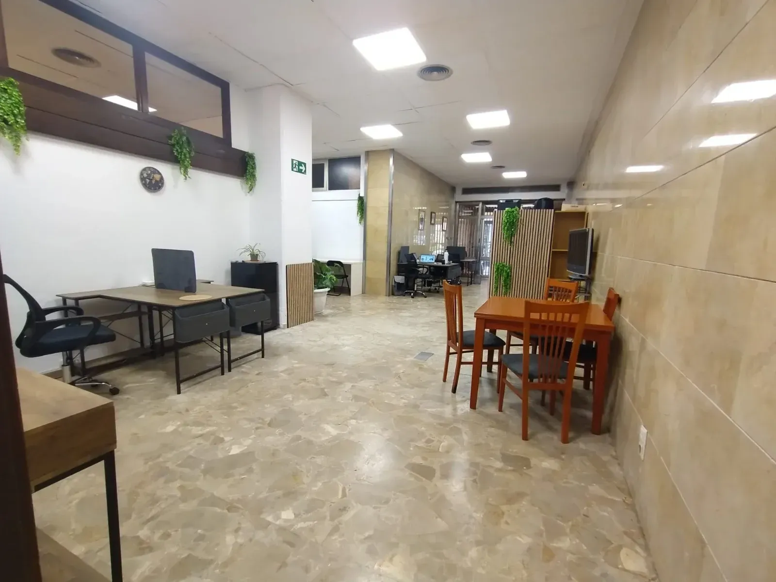 Una oficina espaciosa con suelo de mármol