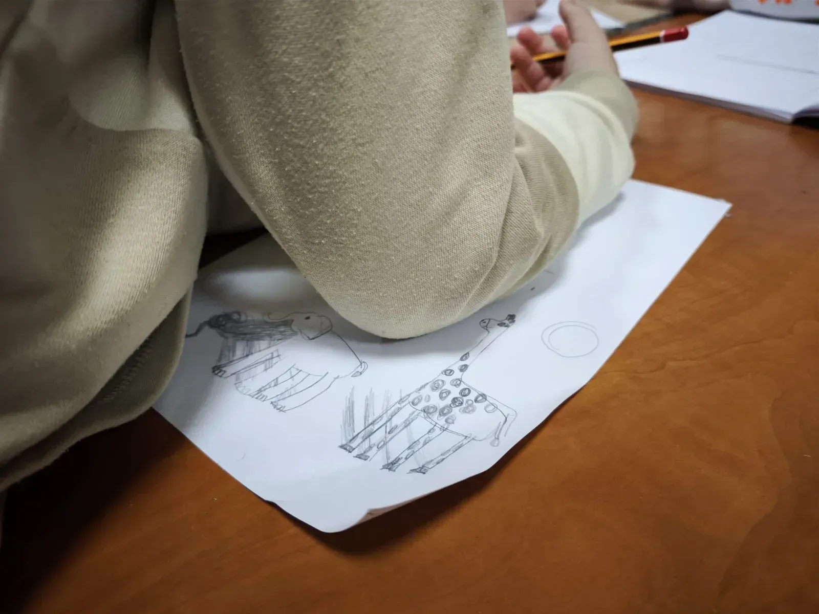 Un interior de oficina moderno con un escritorio gris claro