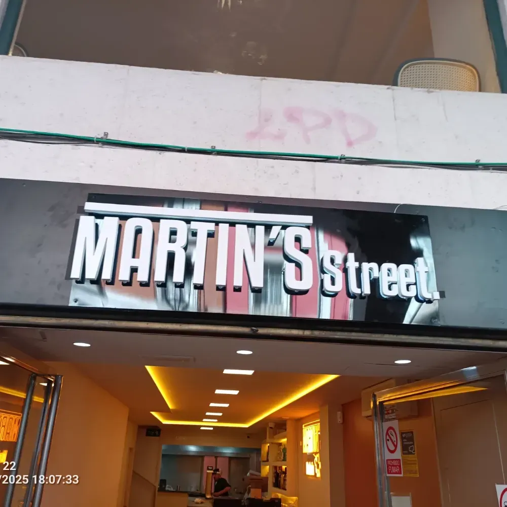 Un letrero en la fachada de la tienda que dice
