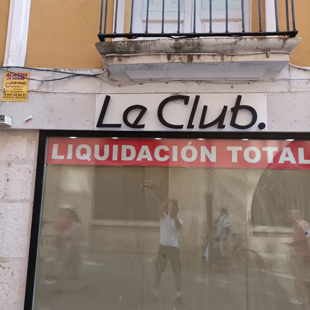 Fachada con letrero de