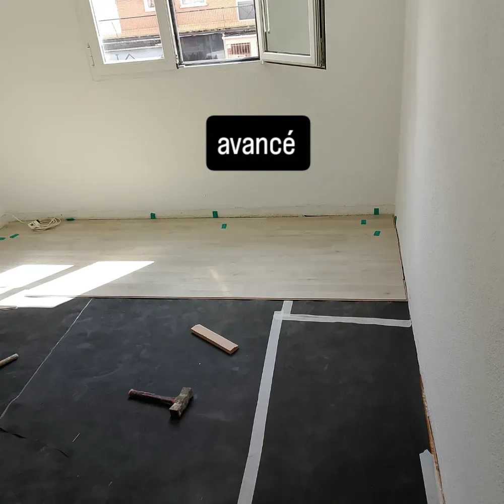 Cuarto de renovación con suelo negro, herramientas y una ventana; la etiqueta dice “avancé”.