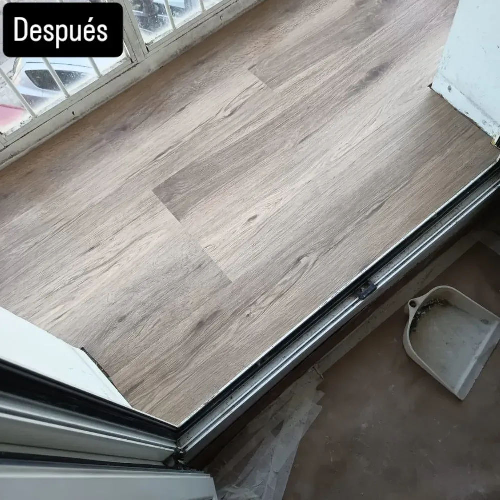 Puerta corrediza con piso de madera renovado y una pala blanca en el suelo; etiqueta “Después”.