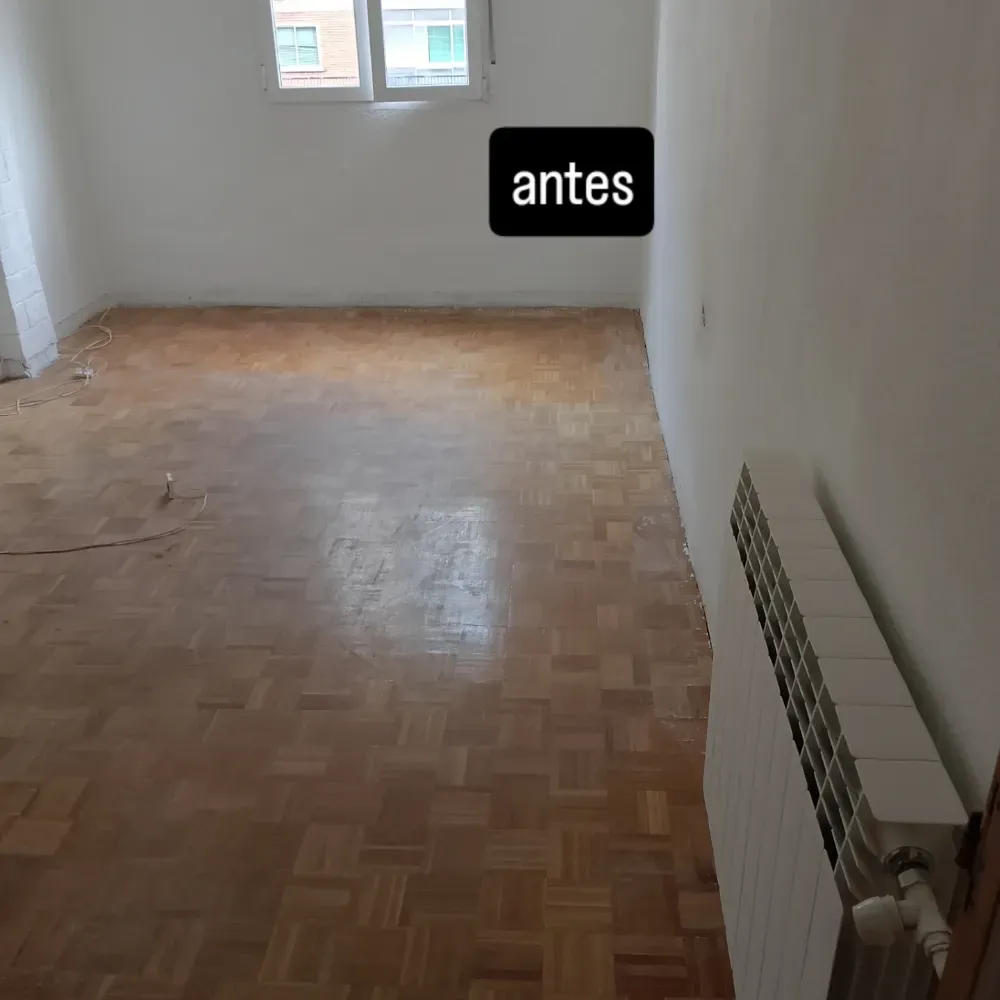 Habitación vacía con suelo de parqué, paredes blancas, ventana y radiador; etiquetada como “antes”.