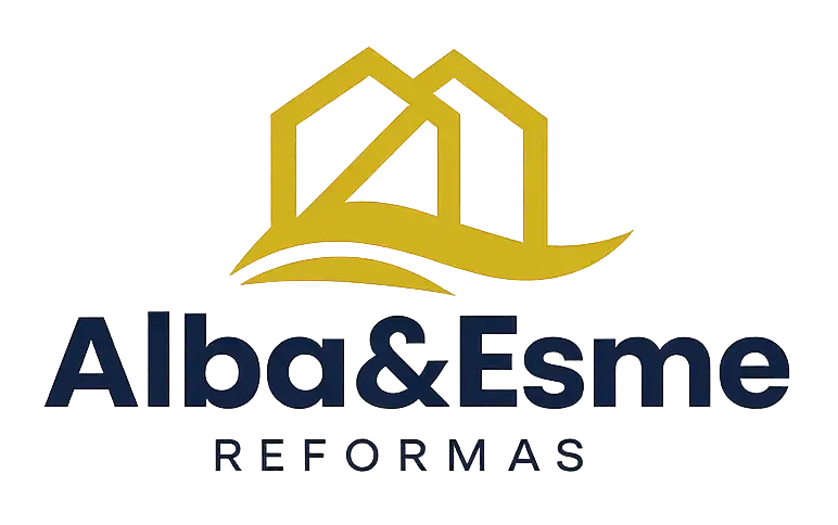 Logotipo de Alba&Esme Reformas con un icono de casa dorada y texto azul marino.