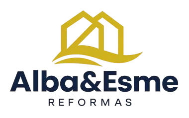 Logotipo de Alba&Esme Reformas con un icono de casa dorada y texto azul marino.