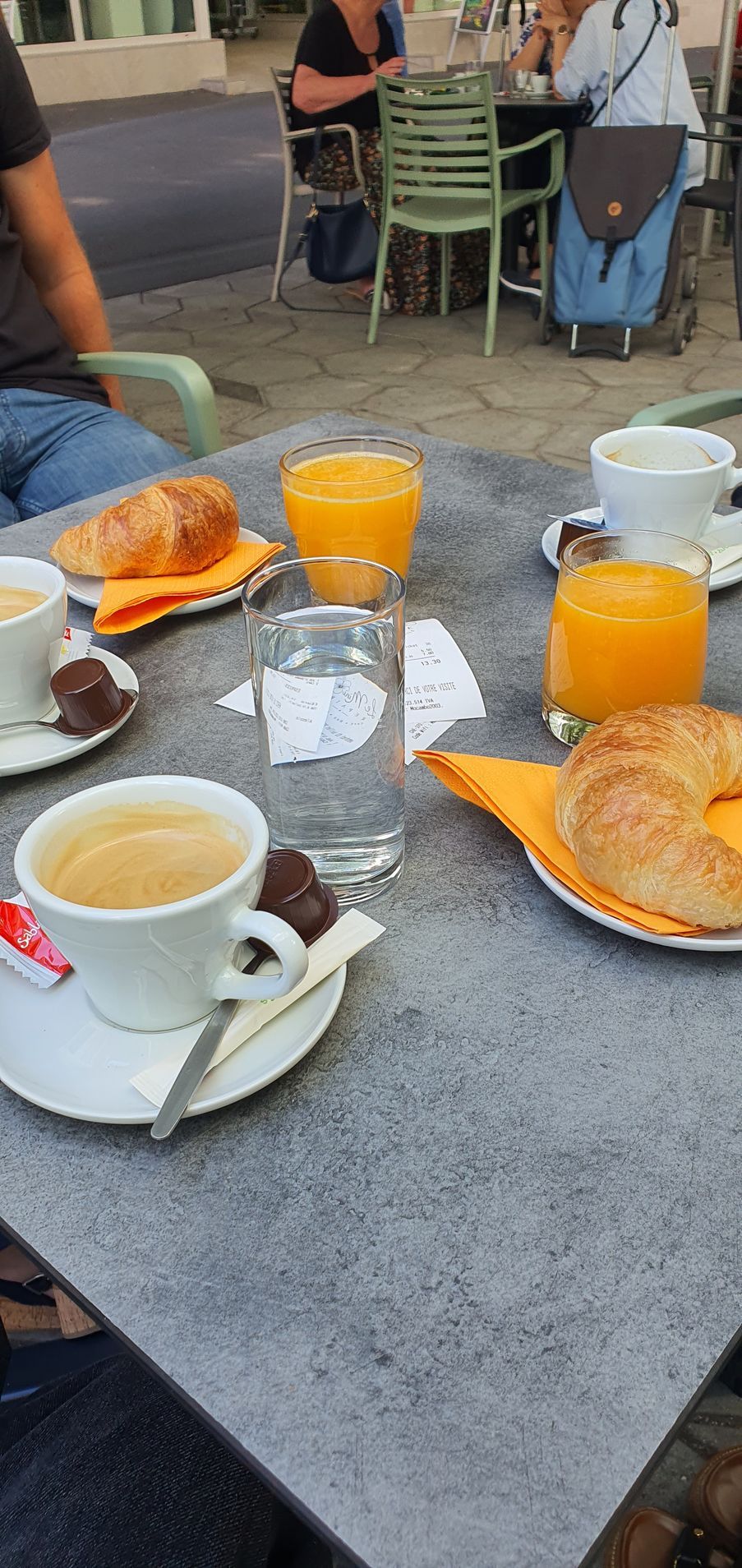 Table de café avec café, jus d'orange et tartines grillées en terrasse ensoleillée