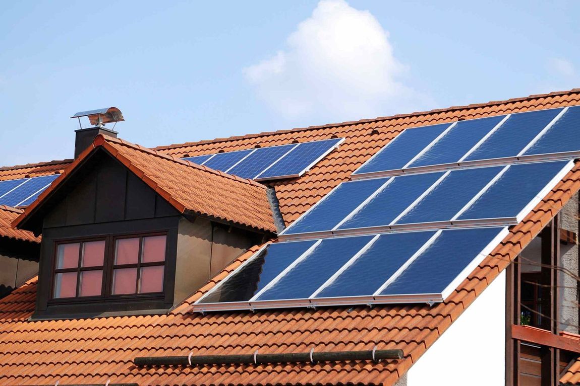 Un techo con muchos paneles solares.