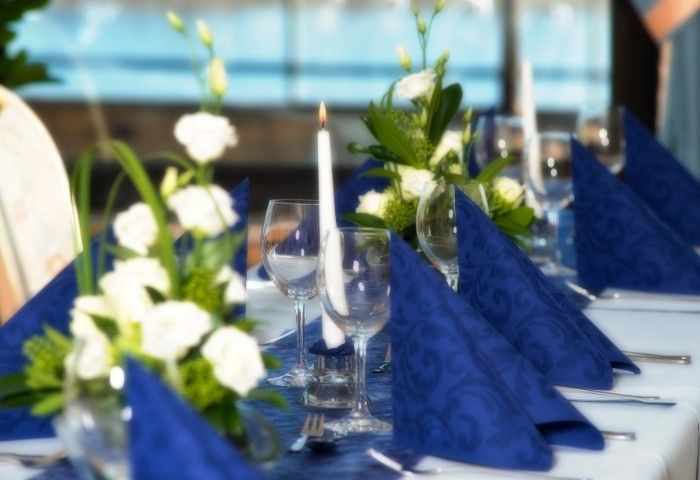 Gedeckter Tisch mit blauen Servierten