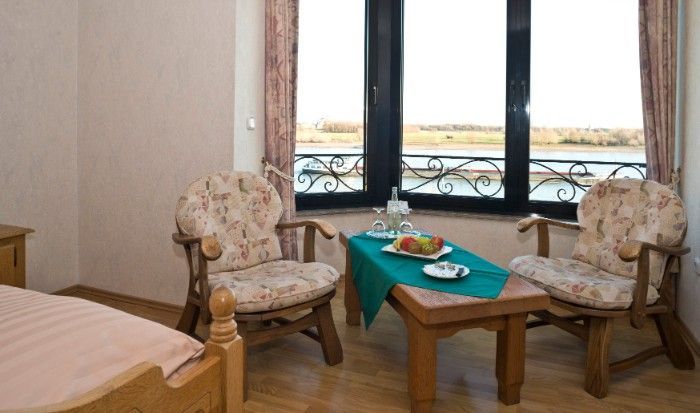 Gedeckter Tisch mit Frühstück im Zimmer