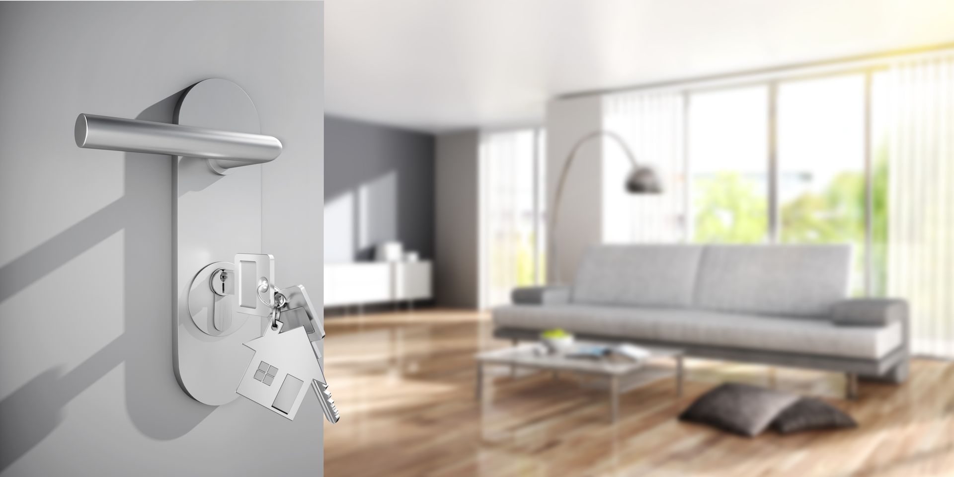 Schlüssel in einem Türschloss öffnen sich zu einem verschwommenen, modernen Wohnzimmer mit einem Sofa und Sonnenlicht.