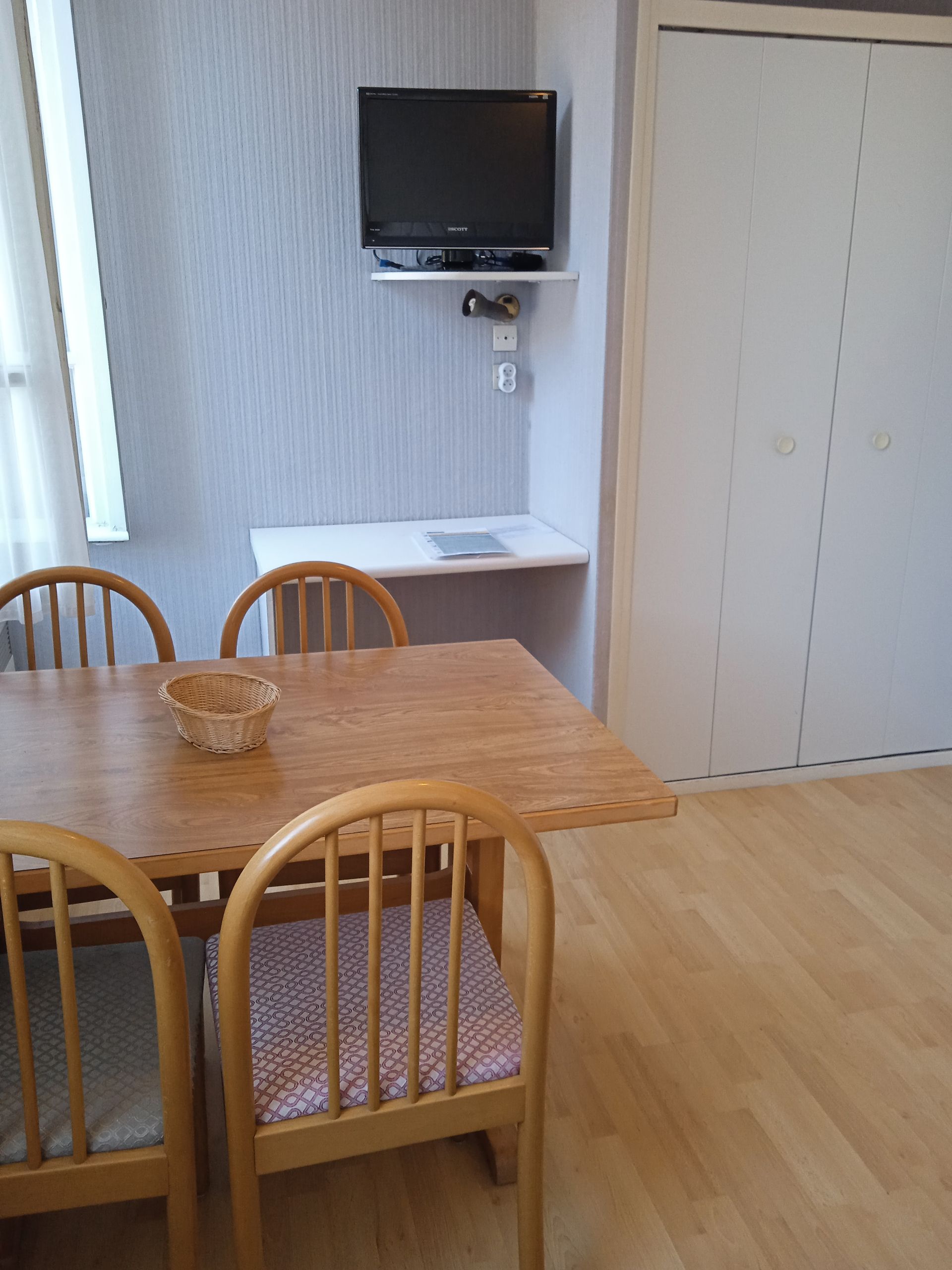 F1+**Nº 403 Table de repas