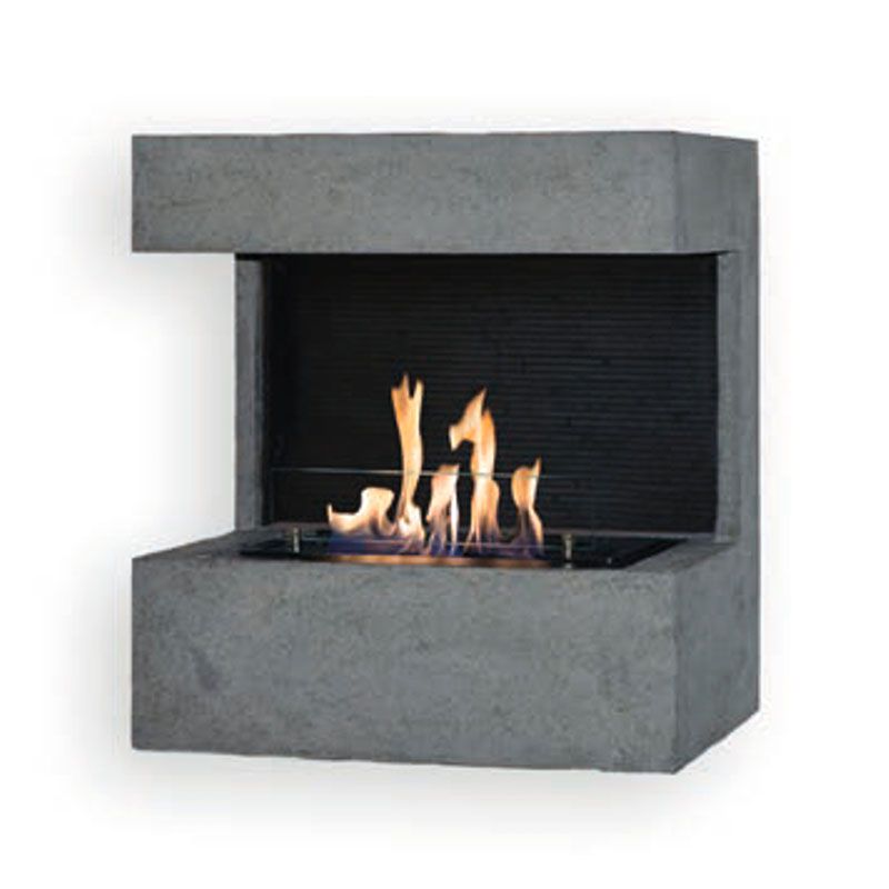 Ein grauer Kamin, aus dem Flammen schlagen