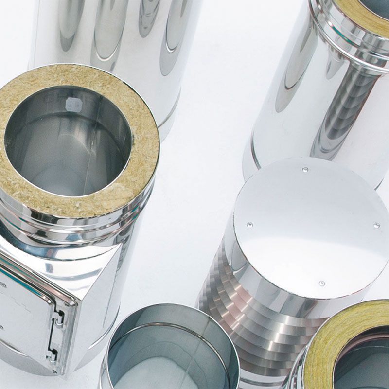 Mehrere Edelstahlrohre sind übereinander gestapelt