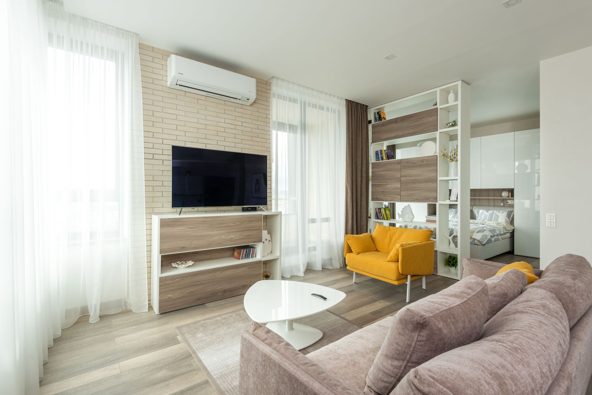 Moderne Split-Klimaanlage im Wohnzimmer