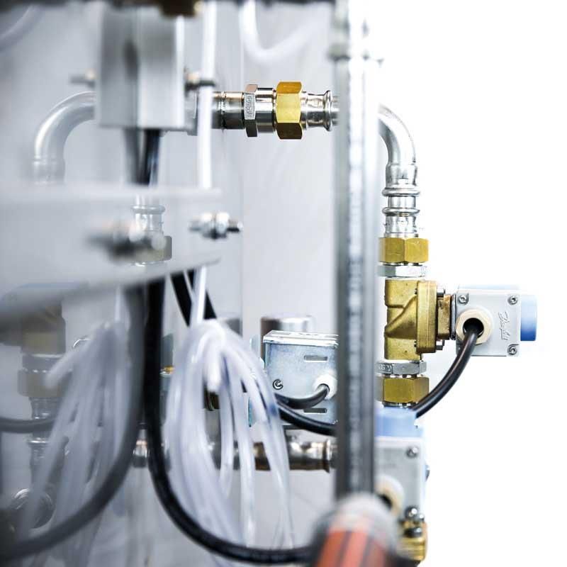 Eine Nahaufnahme eines Rohrs mit einem daran befestigten Schlauch