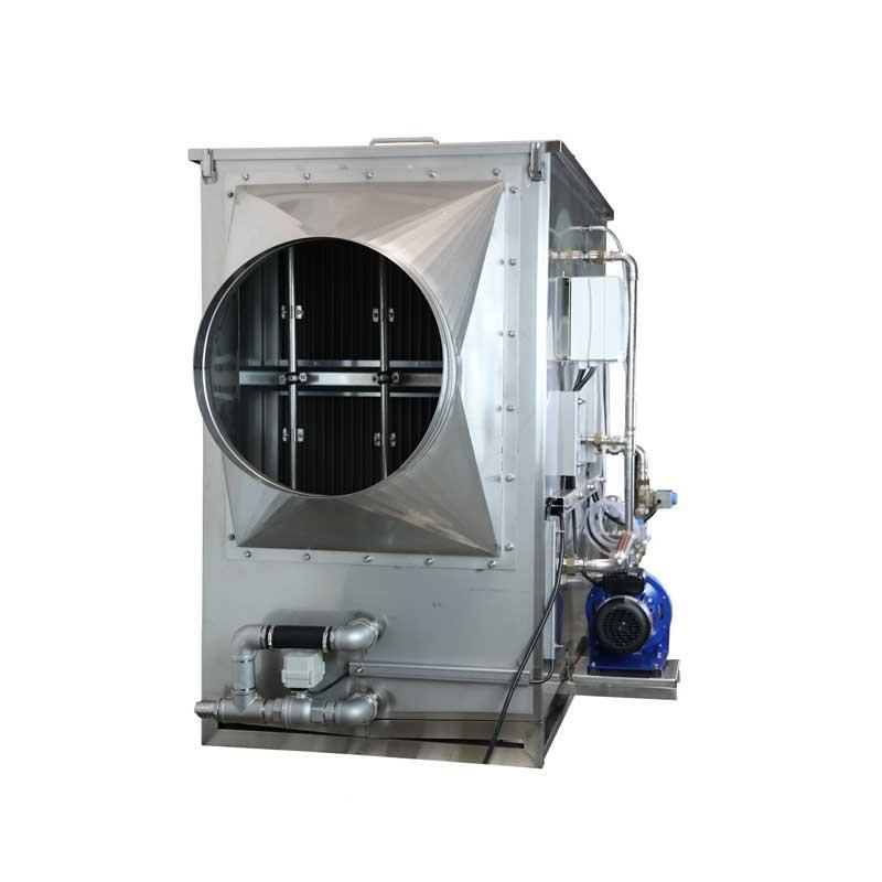 Ein großer Ventilator aus Edelstahl mit einem großen runden Loch in der Mitte auf weißem Hintergrund.