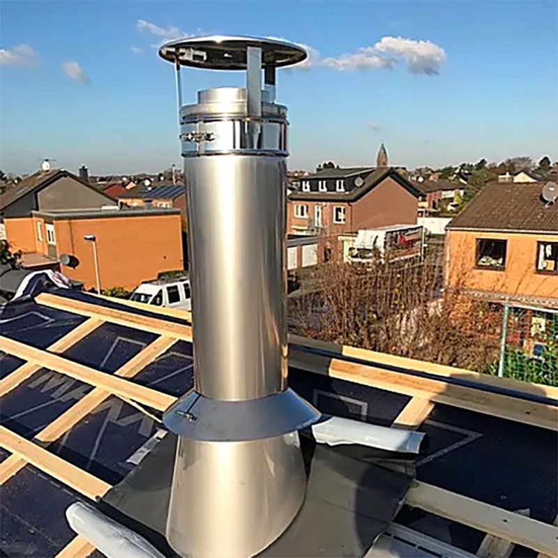 Auf einem Dach sitzt ein Schornstein aus Edelstahl.