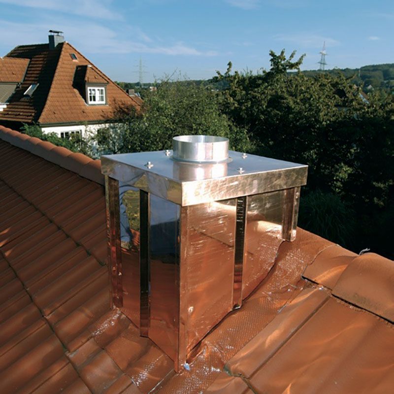 Ein Kupferkamin auf einem Ziegeldach