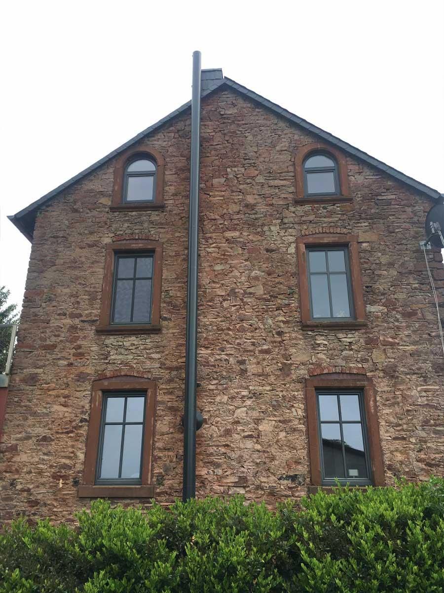 Ein großes Backsteingebäude mit einem Schornstein an der Seite