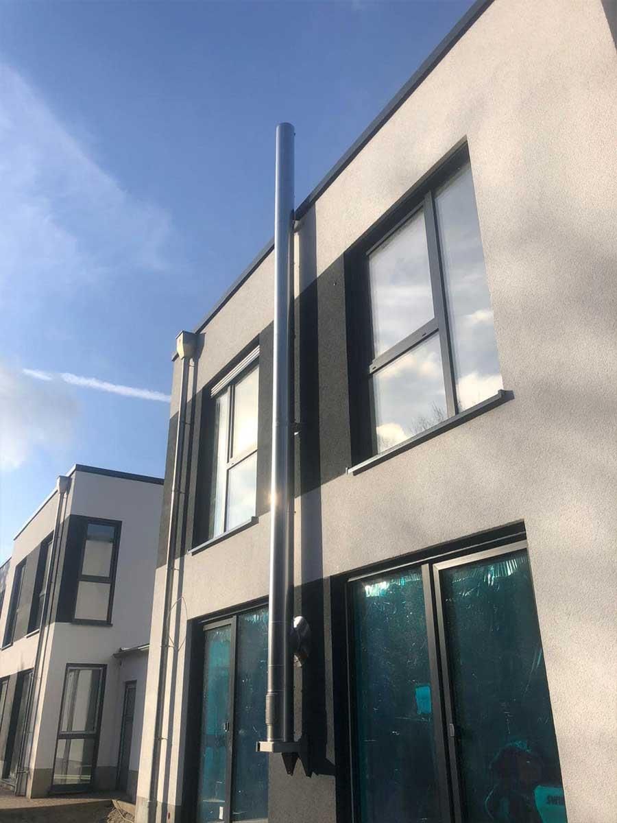 Ein Gebäude mit einem Schornstein an der Seite