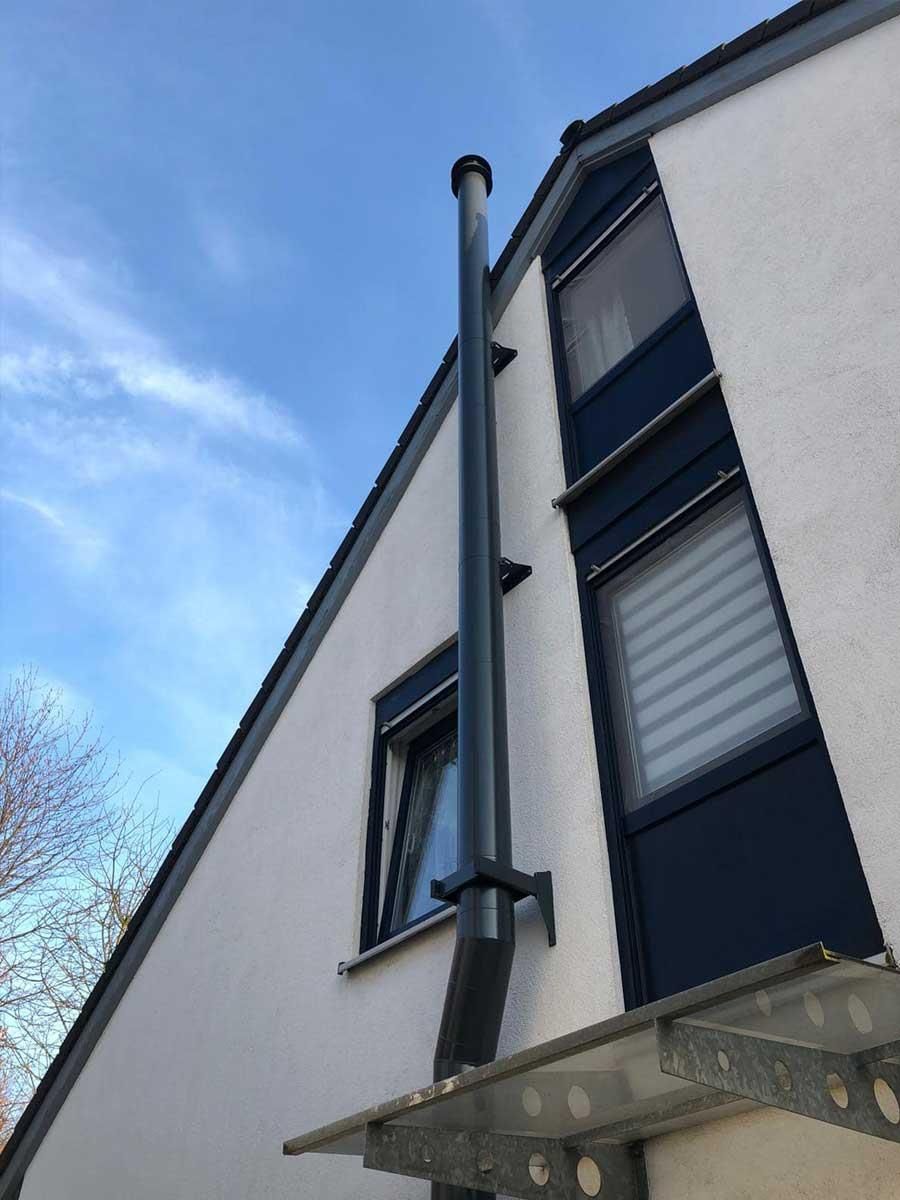 Ein Haus mit einem Schornstein an der Seite