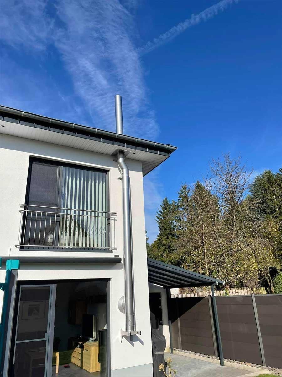 Ein Haus mit einem Schornstein an der Seite