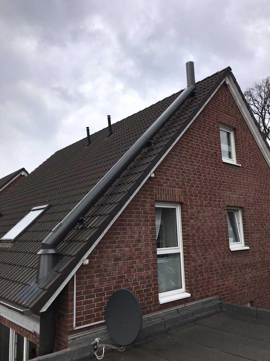 Ein Backsteinhaus mit einer Satellitenschüssel auf dem Dach