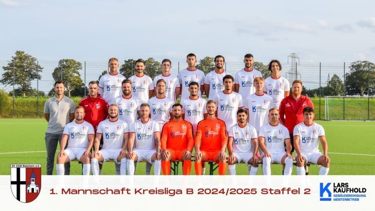 Mannschaftsfoto der Fußballmannschaft. Die Spieler in weißen und roten Trikots posieren auf dem Spielfeld.