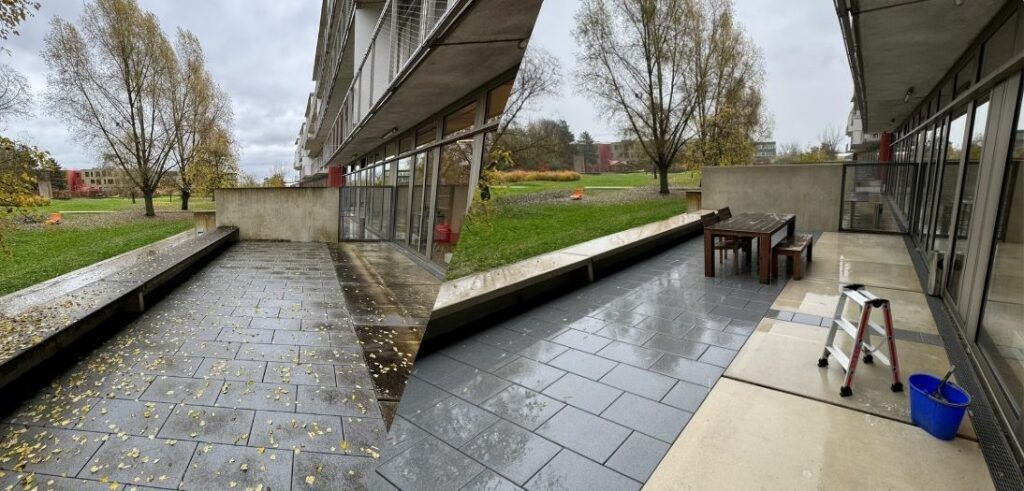 Vorher-nachher-Bild: Außenansicht des Gebäudes mit Terrasse, Tisch und Stühlen, Leiter und blauem Eimer.
