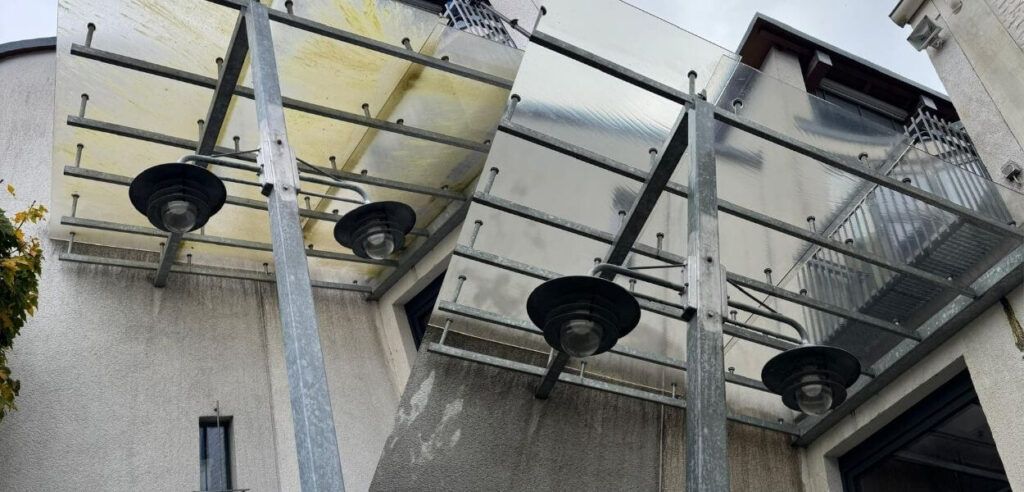 Vorher-nachher-Bild: Eine Plexiglas-Überdachung mit Lampen