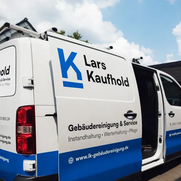 Firmenfahrzeug von Lars Kaufhold Gebäudereinigung im Einsatz für die Fassadenreinigung Kerpen