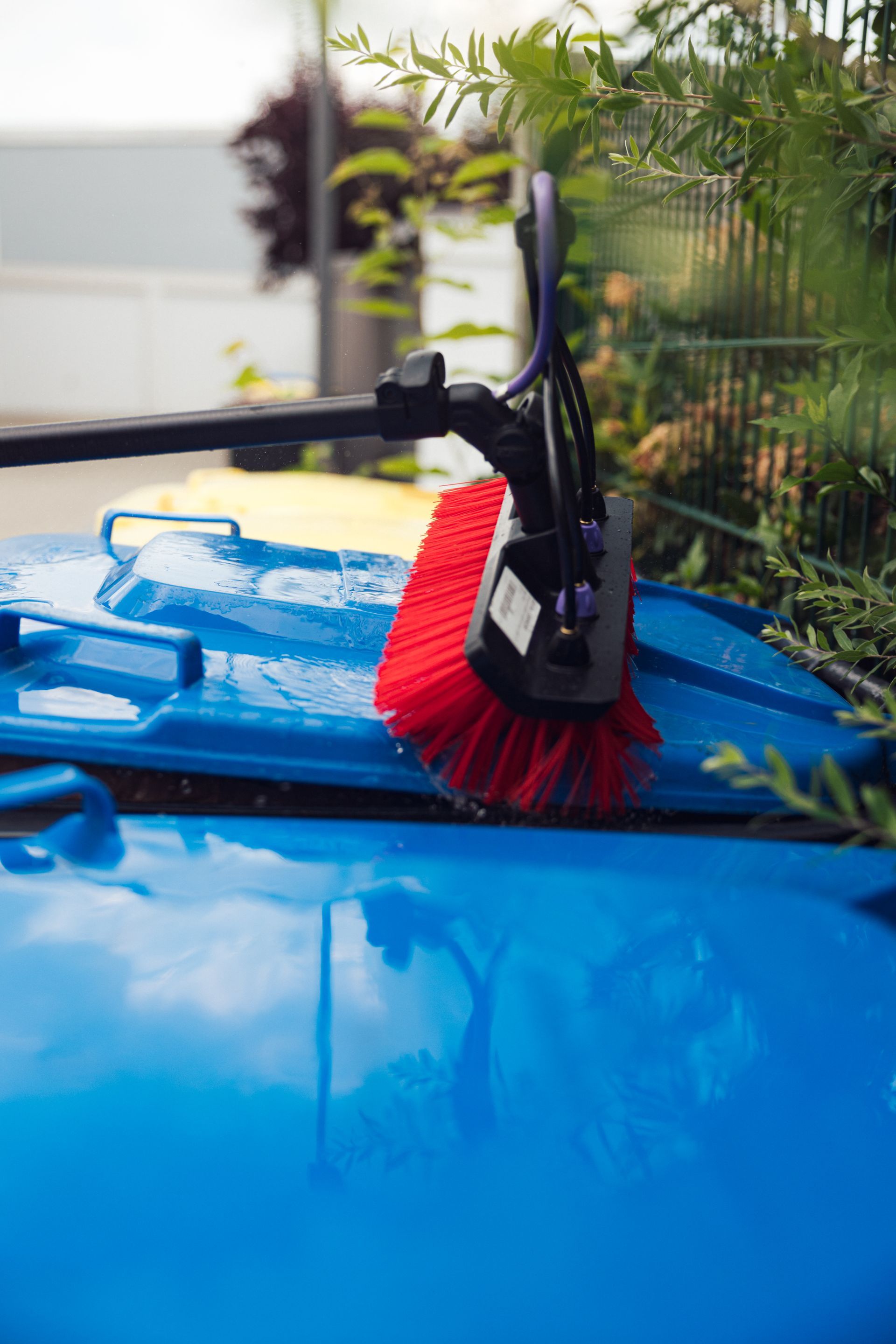 Eine Person wischt die Treppe in einem Gebäude. Er trägt ein schwarzes T-Shirt, Shorts und Turnschuhe.