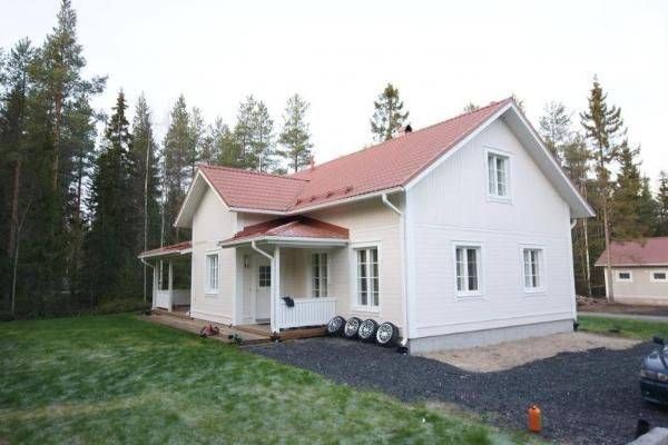 valmistunut vaaleasävyinen omakotitalo