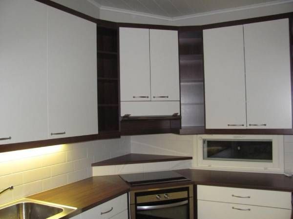 keittiön tasopöytä ja kaapit