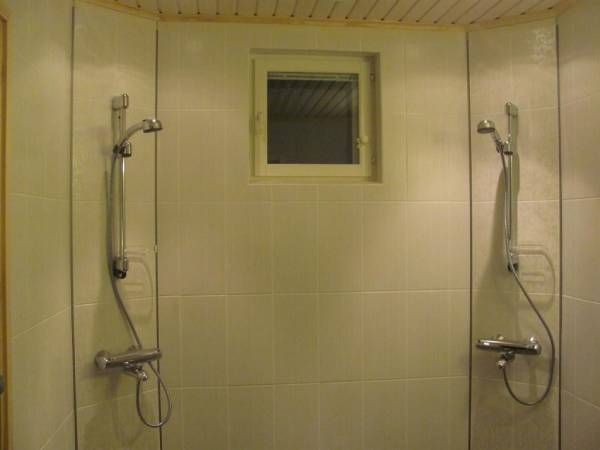 kylpyhuone kahdella suihkulla