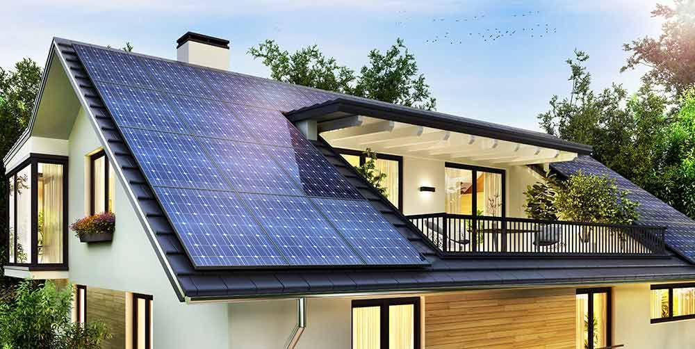 Ein Haus mit vielen Solarmodulen auf dem Dach.