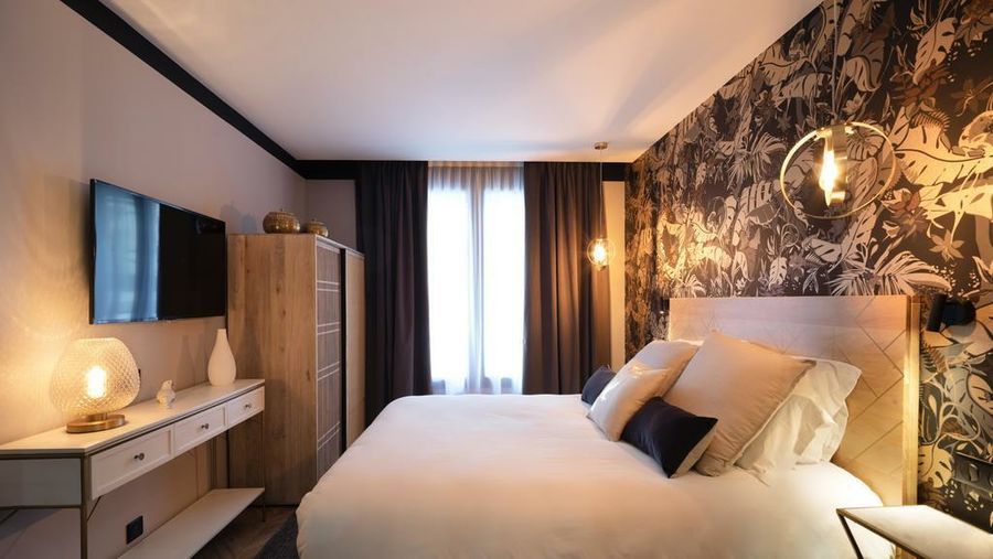 TV dans une chambre d'hôtel