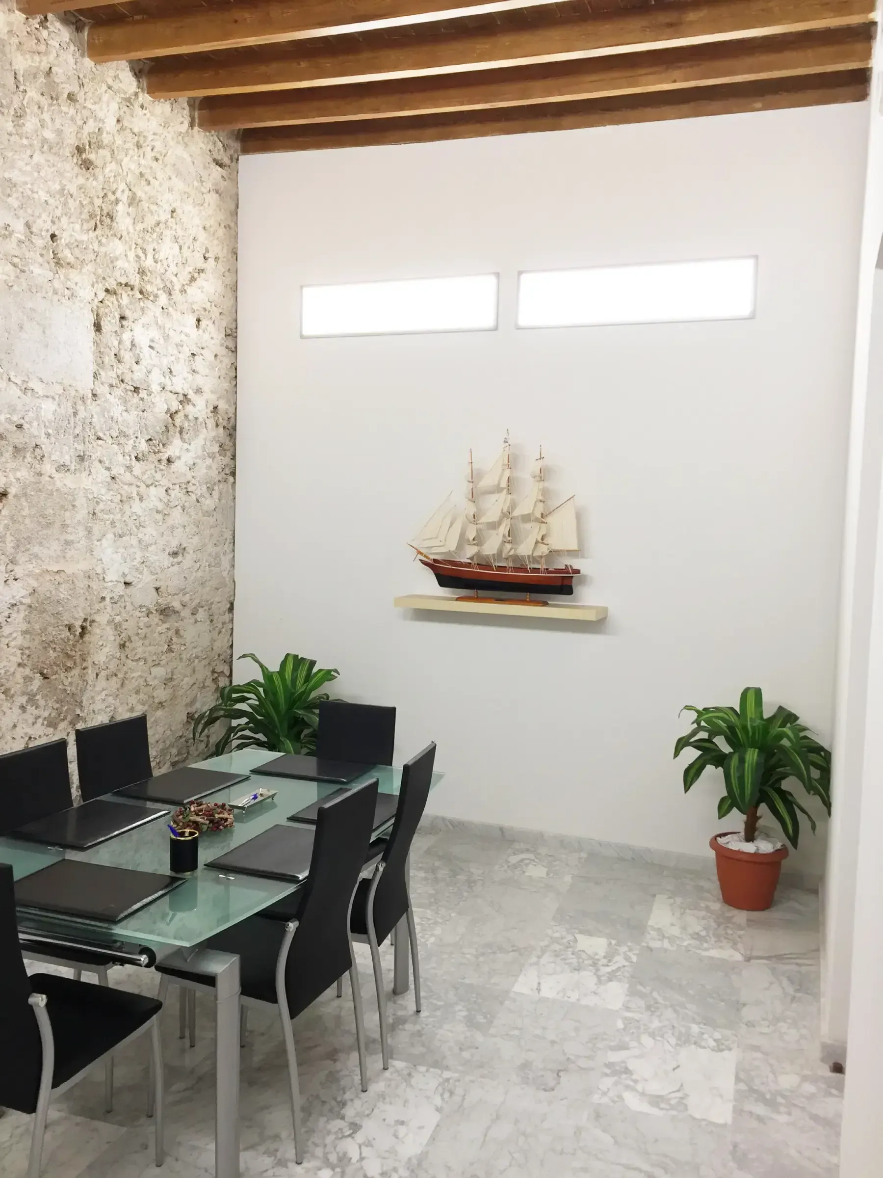 Interior de oficina moderno con área de recepción, sala de espera y pasillo.