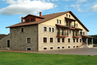 Un edificio grande con muchas ventanas y balcones.