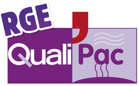Logo RGE QualiPac en violet, blanc et rouge, avec un texte stylisé et des lignes de vapeur