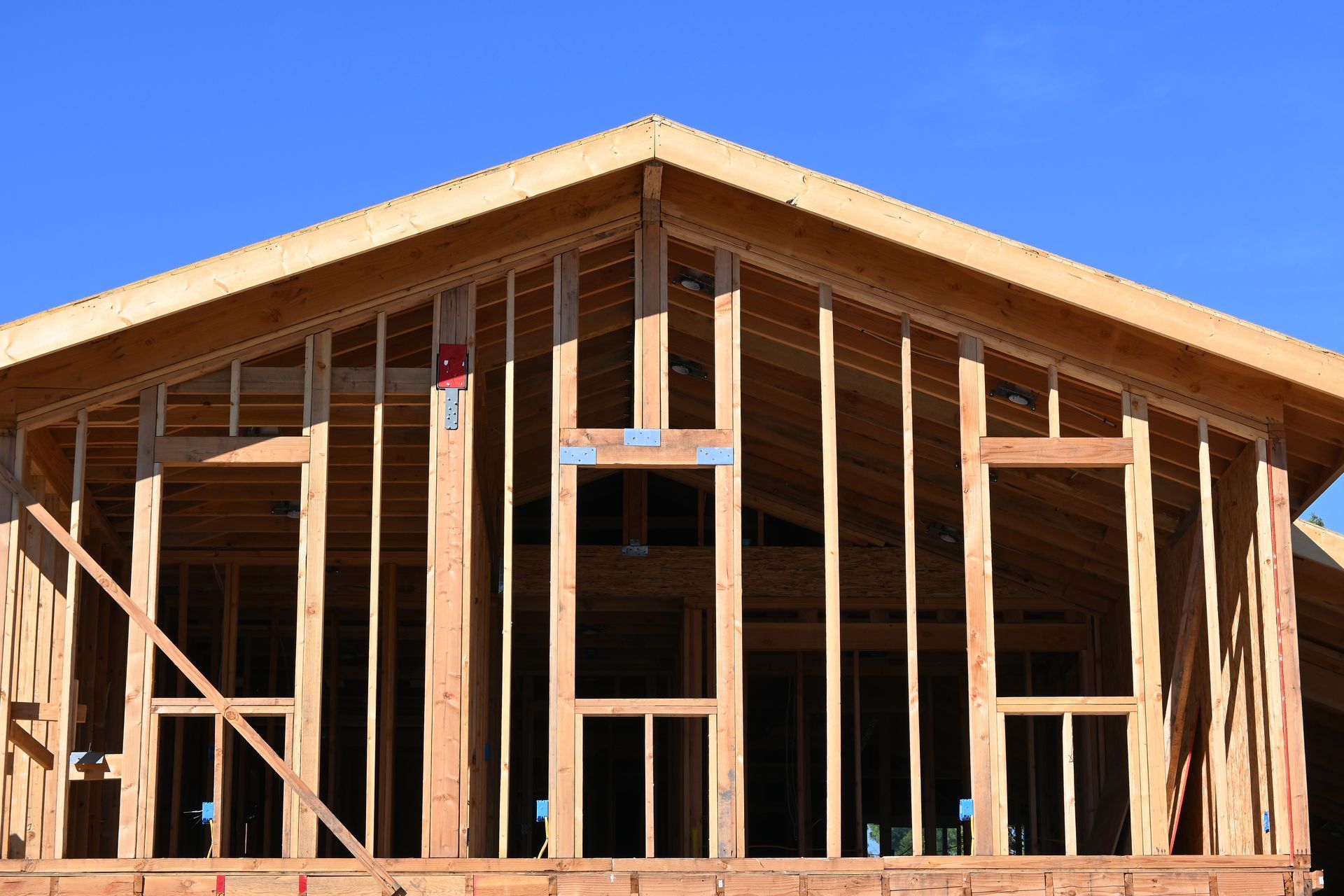 La charpente en bois d'une maison en construction.