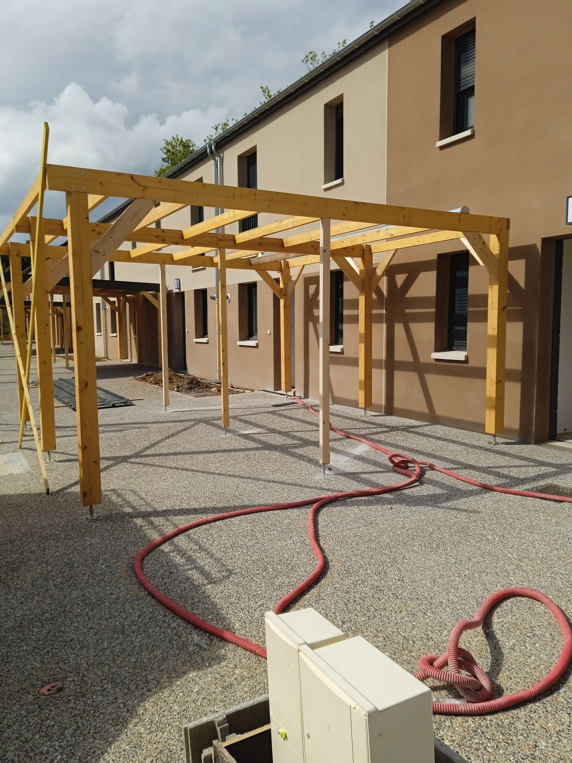 Charpente de maison en bois.